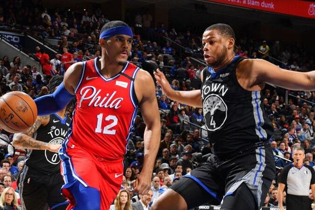  恩比德复出76人终结连败  